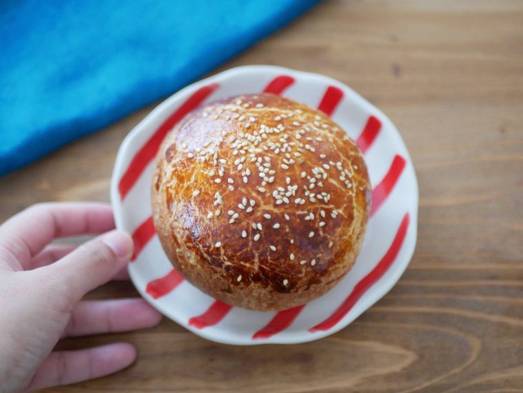 赤いしま模様の皿に盛られたクローズドバーガー