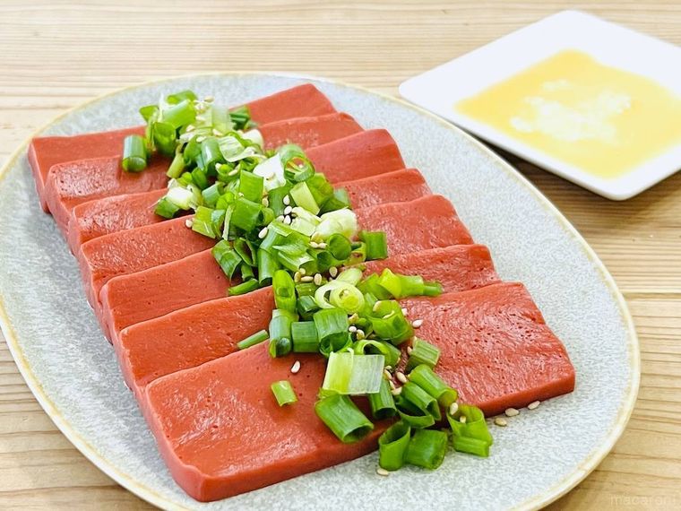 赤こんにゃくをレバ刺し風にアレンジした様子