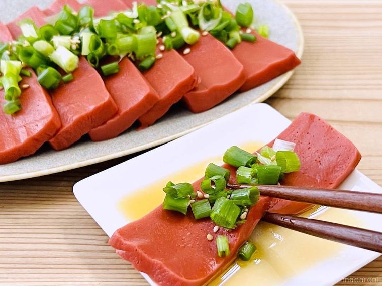 レバ刺し風にアレンジした赤こんにゃくにタレをつけている様子