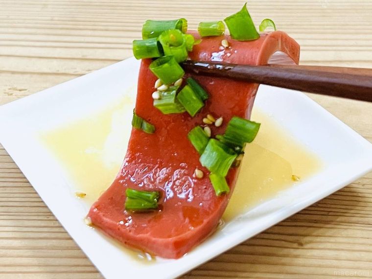 レバ刺し風にアレンジした赤こんにゃくにタレをつけている様子