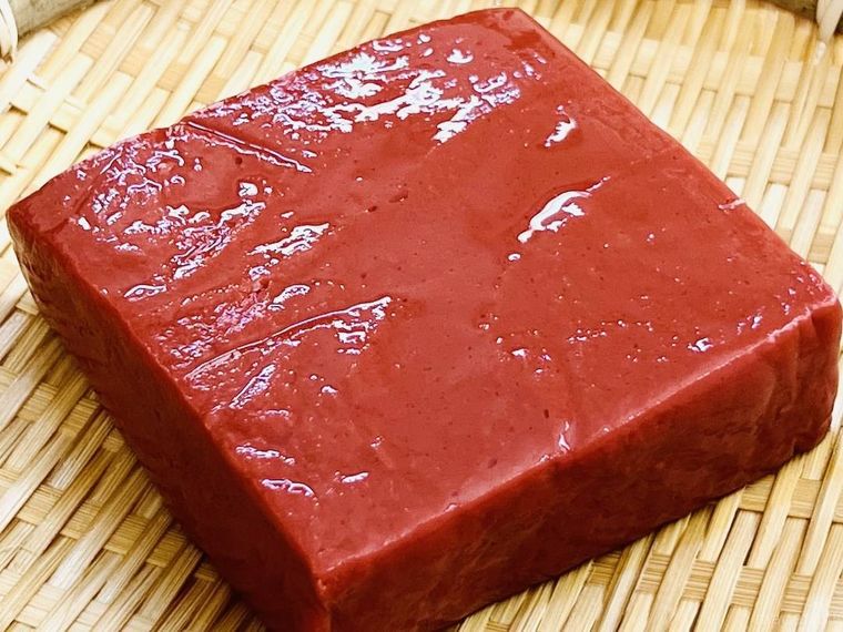 竹ザルに盛られた赤こんにゃく