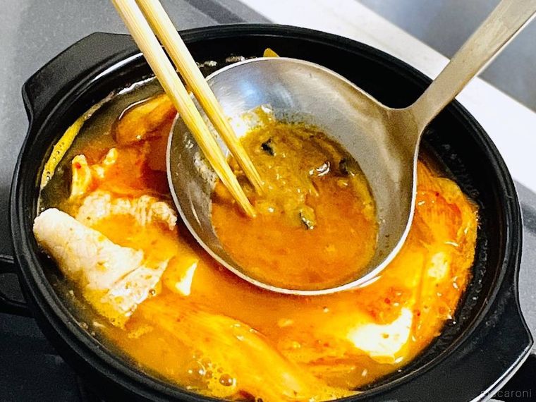 スンドゥブチゲにしじみの即席生みそ汁を加えている様子