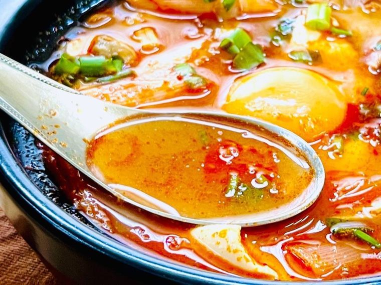 スンドゥブチゲのスープをレンゲですくっている様子