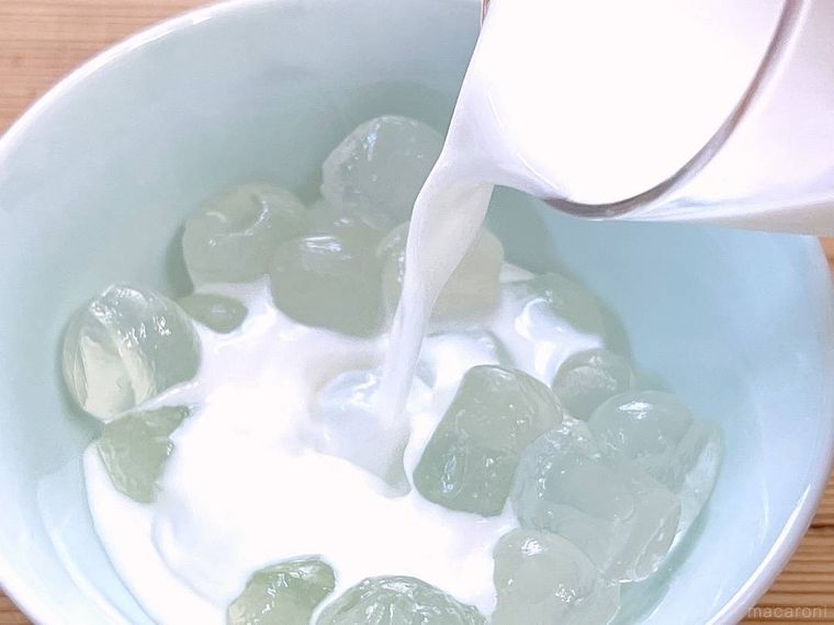 わらび餅に牛乳をかけている様子