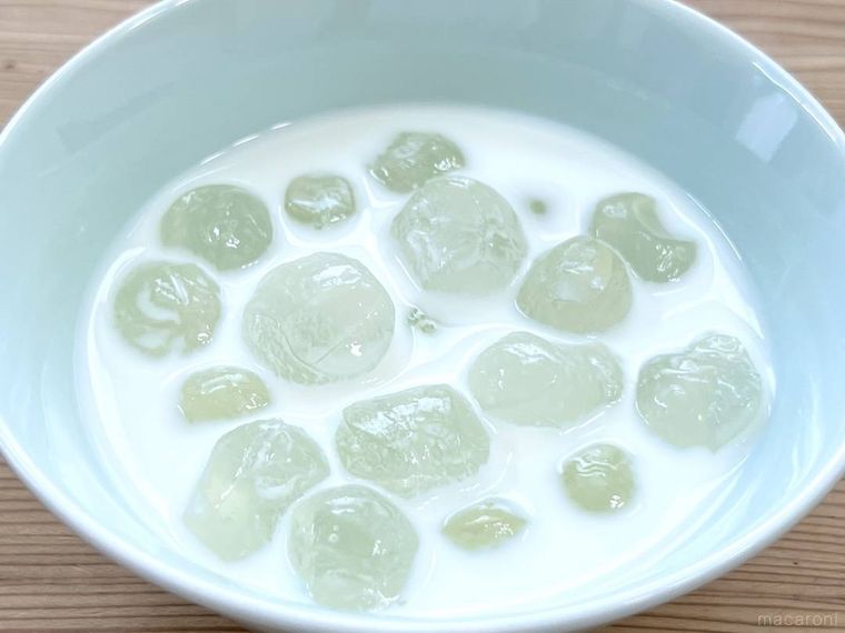 わらび餅に牛乳をかけた様子
