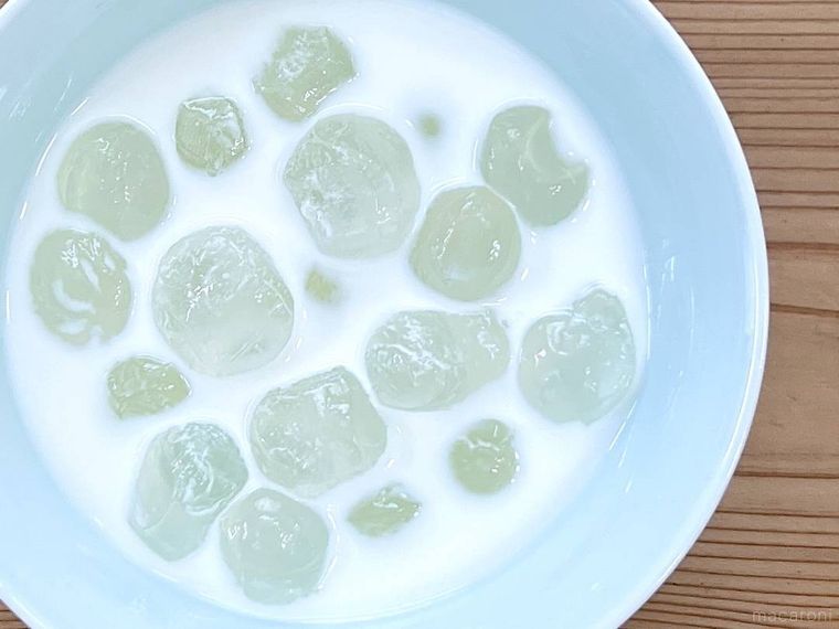 わらび餅に牛乳をかけた様子