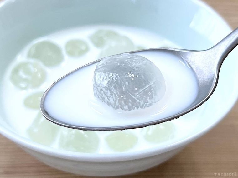牛乳をかけたわらび餅をスプーンですくった様子