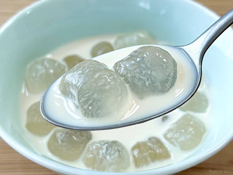 牛乳と黒蜜をかけたわらび餅をスプーンですくった様子
