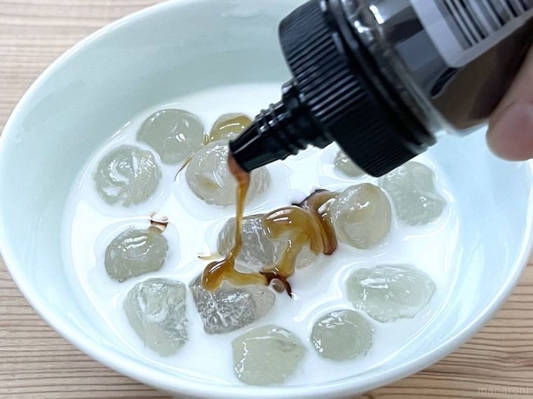 わらび餅に牛乳と黒蜜をかけた様子