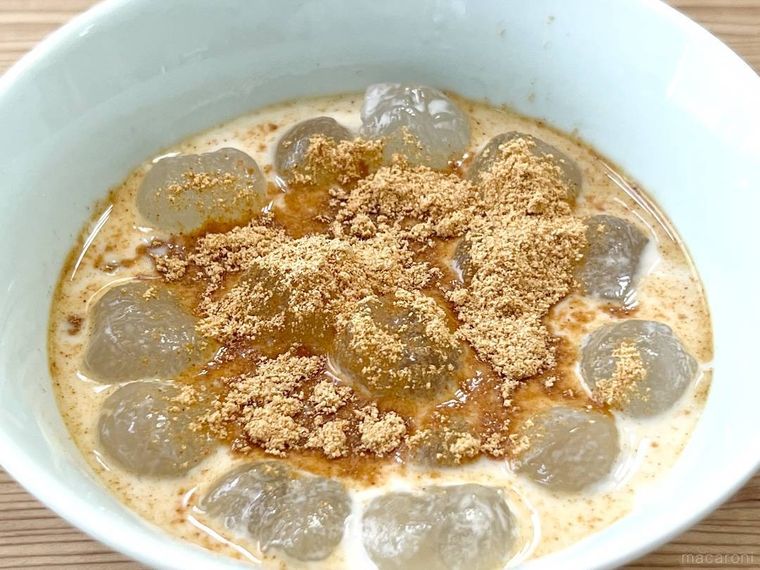 わらび餅に牛乳、黒蜜、きな粉をかけた様子