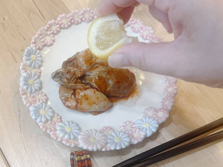 コストコヤムニョム蒸し牡蠣をレモン汁で食べるところ