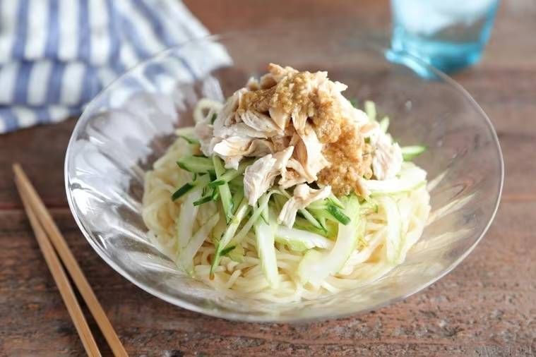 棒棒鶏がのった冷やし中華