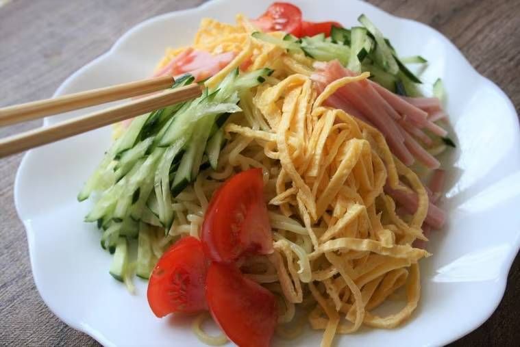 冷やし中華に具材を盛り付けている様子