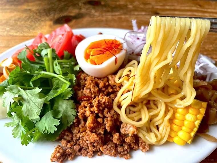 肉そぼろ、パクチー、とうもろこしなどがのった冷やし中華
