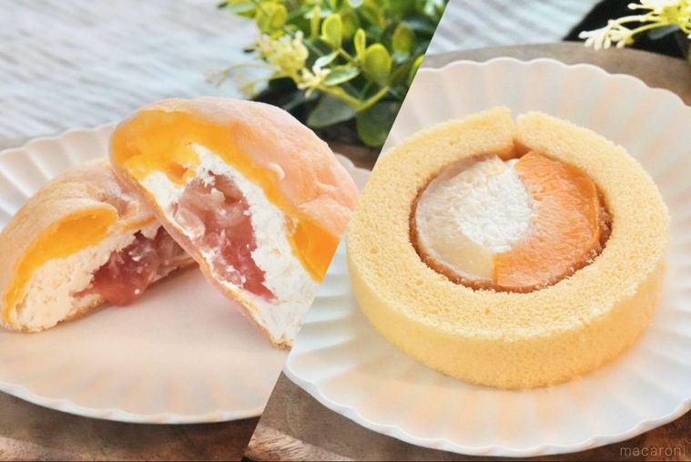 木のカッティングボードと白い皿にのった桃のシュークリームとプレミアムロールケーキ