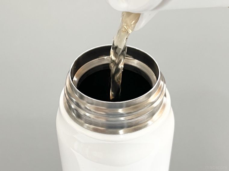 水筒に麦茶をそそいでいる様子