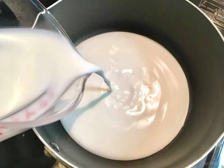牛乳を鍋にそそいでいる様子