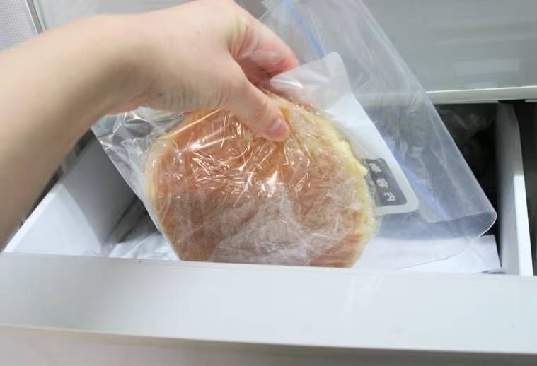 パンケーキを冷凍庫に格納している様子