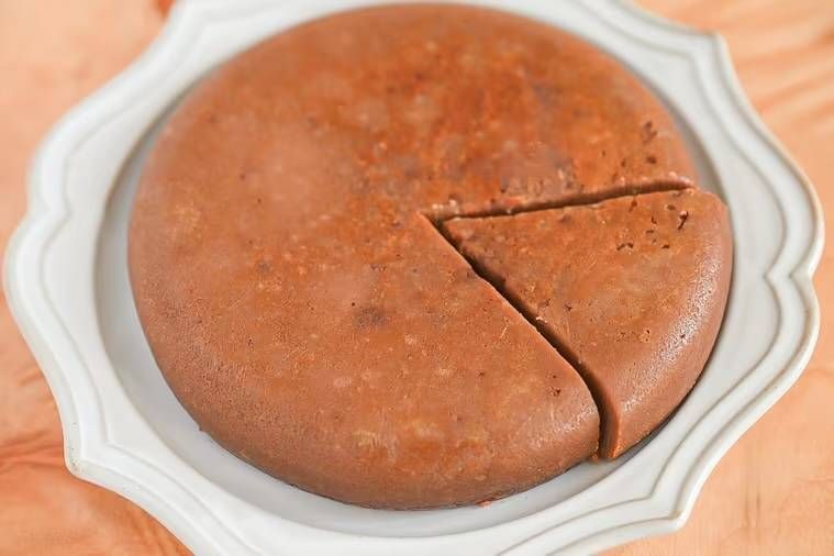 白い皿に大きなチョコケーキが盛られている様子