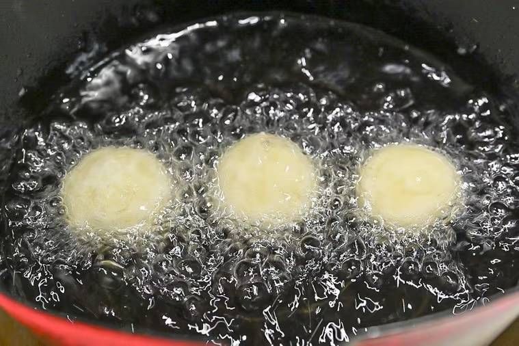 じゃがいもボールを揚げている様子