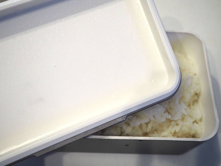 水滴が付いたお弁当のイメージ