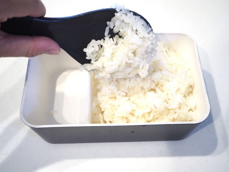 お弁当にご飯を詰めているシーン