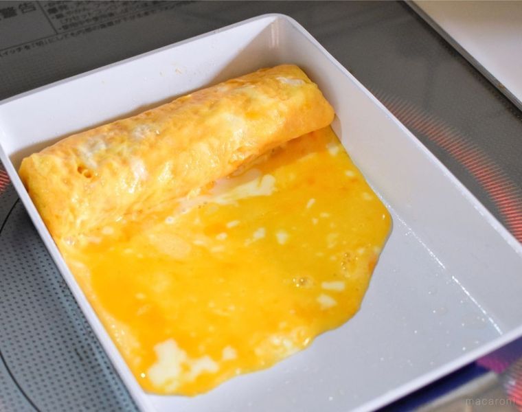 卵焼き器でだし巻き卵を作っているところ