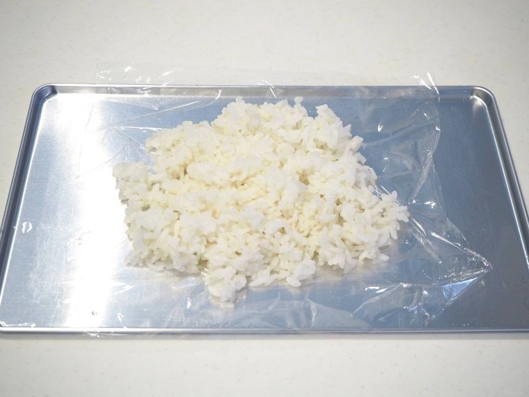 金属製のバットにのせたごはん