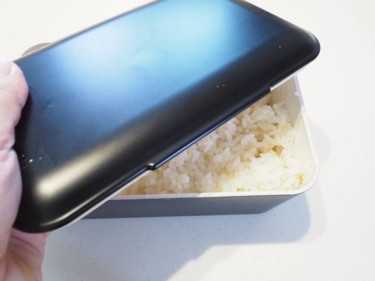 お弁当箱のふたを閉めている様子