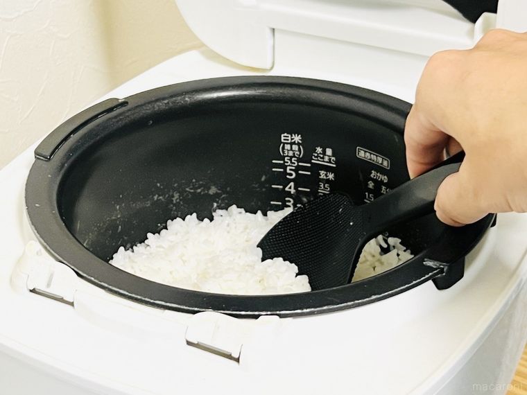 炊飯器のごはんをしゃもじでほぐしている様子