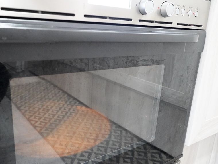 電子レンジでパスタを加熱する様子
