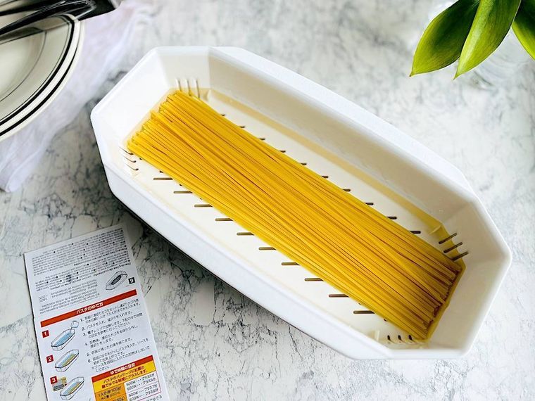 お皿になるレンチンパスタメーカーにパスタと水を入れたところ