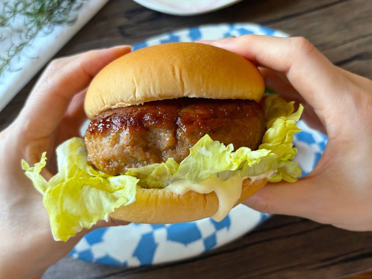 てりやきマックバーガーを手で持った様子