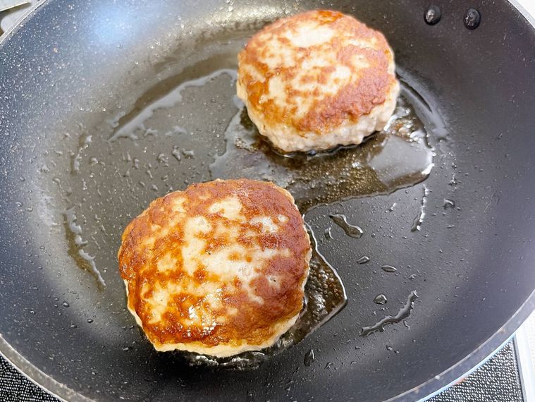 フライパンでパティを焼く様子
