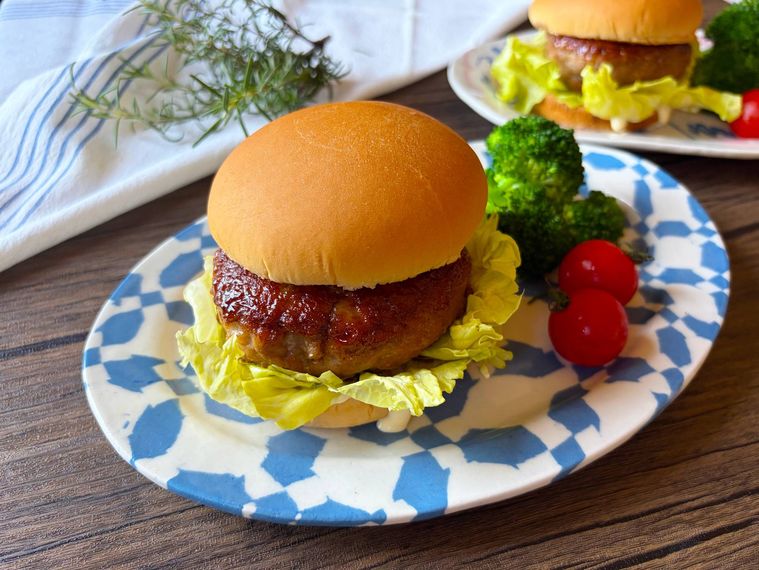 絵皿に盛られたてりやきマックバーガー風