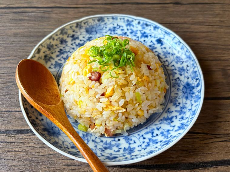 和皿に盛られたポークビッツチャーハン