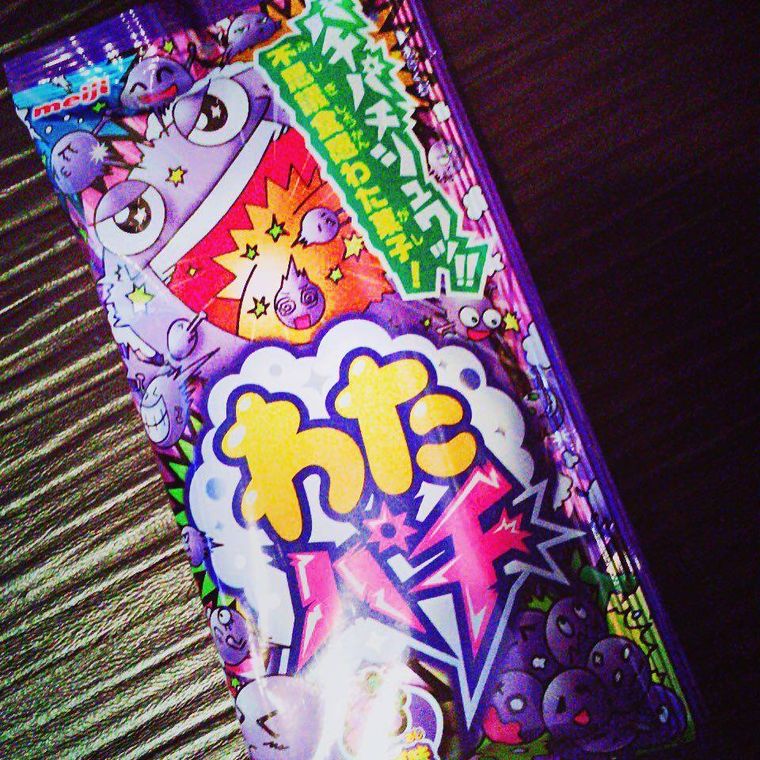 わたパチがテーブルに置かれている
