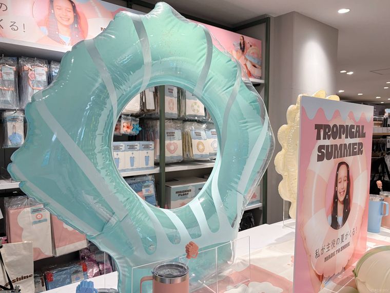 パステルブルーのシェル型浮き輪