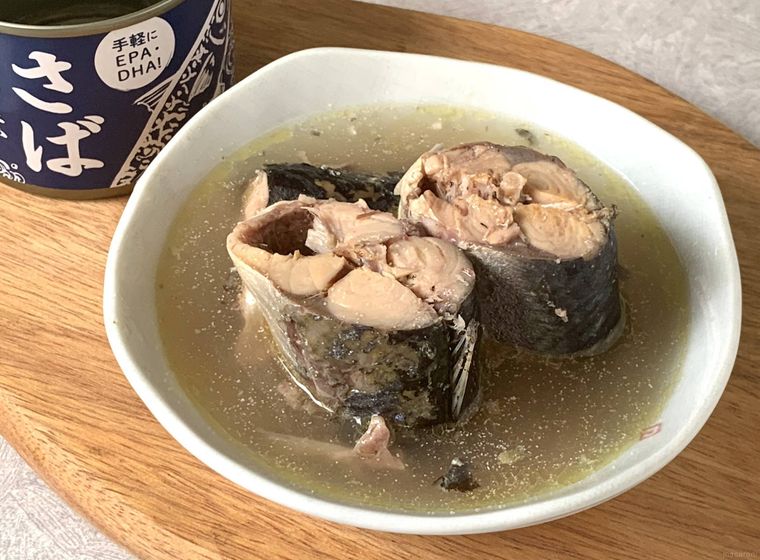 器に盛り付けた業務スーパーの鯖缶さば水煮缶詰