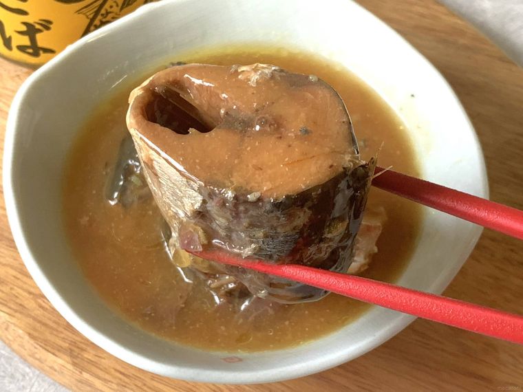 業務スーパーの鯖缶さば味噌煮缶詰の鯖ひと切れを箸で持ち上げた様子
