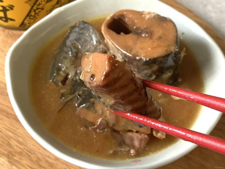 業務スーパーのさば味噌煮缶詰の中身を箸で持ち上げた様子