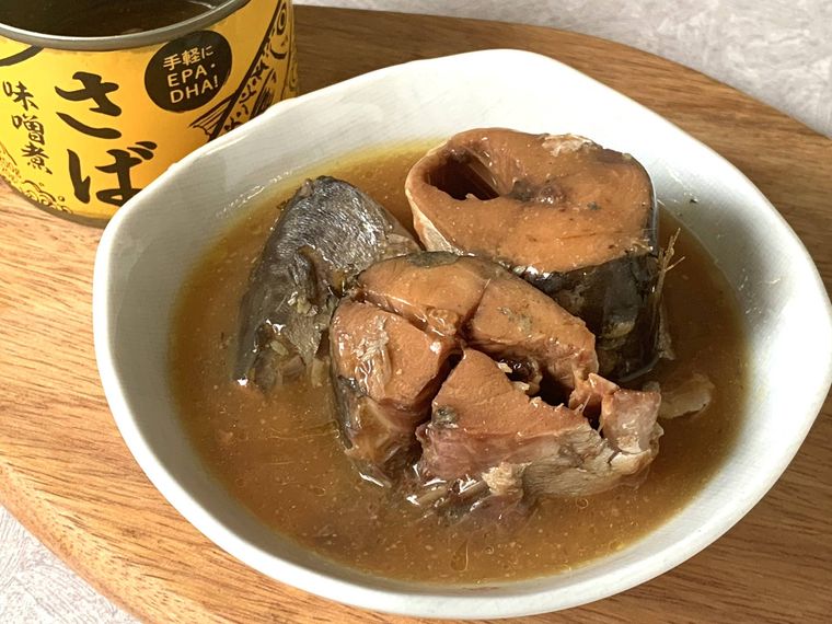 器に盛り付けた業務スーパーの鯖缶さば味噌煮缶詰