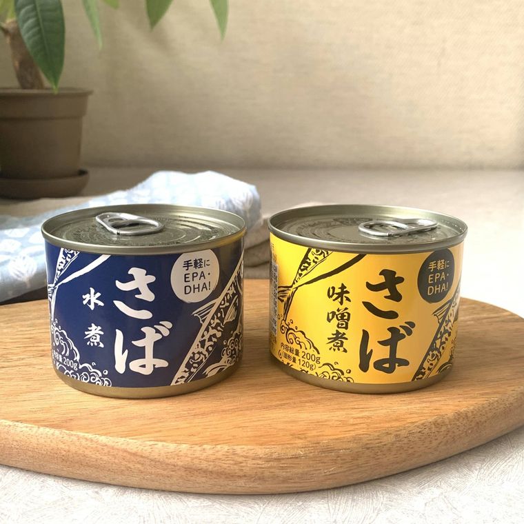 木製ボードにのせた業務スーパーの鯖缶2個