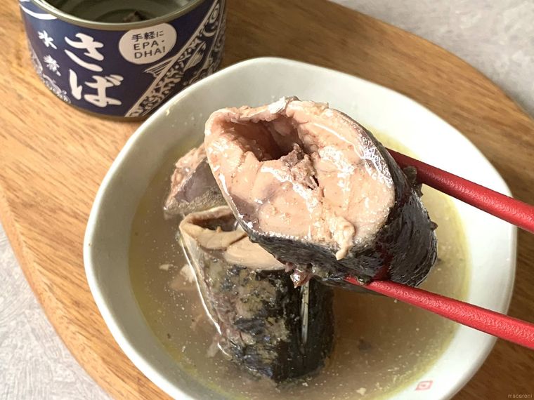 業務スーパーの鯖缶さば水煮缶詰の鯖ひと切れを箸で持ち上げた様子