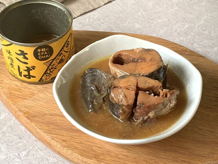 器に盛り付けた 業務スーパーのさば味噌煮缶詰