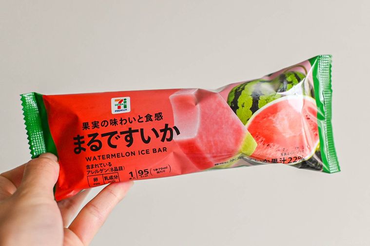 アイスのパッケージを持っているところ