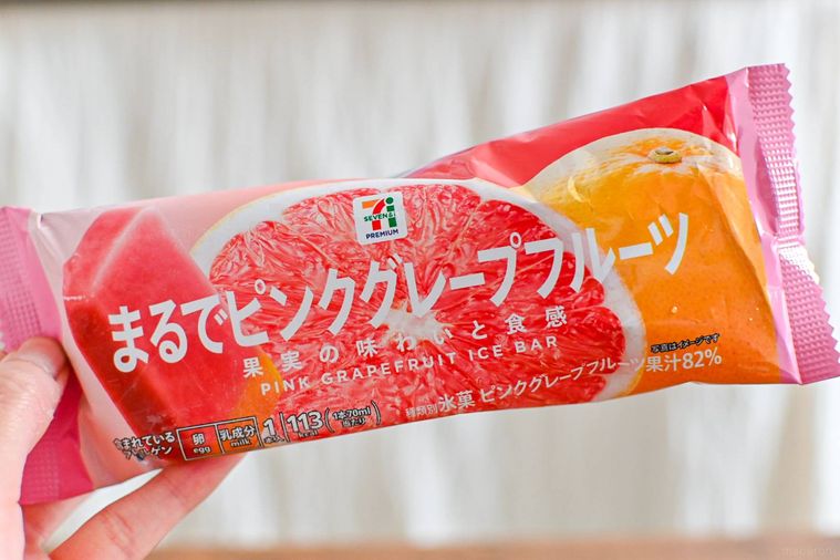アイスのパッケージを持っているところ