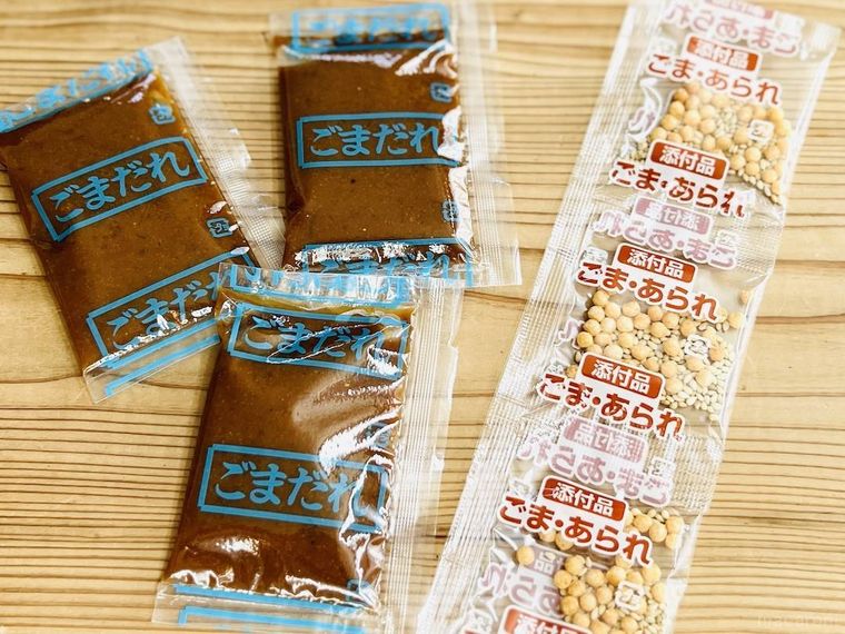カルディ冷や汁の素のごまだれとごま・あられ