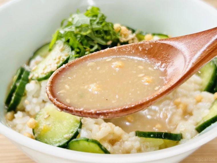 冷や汁をスプーンですくった様子