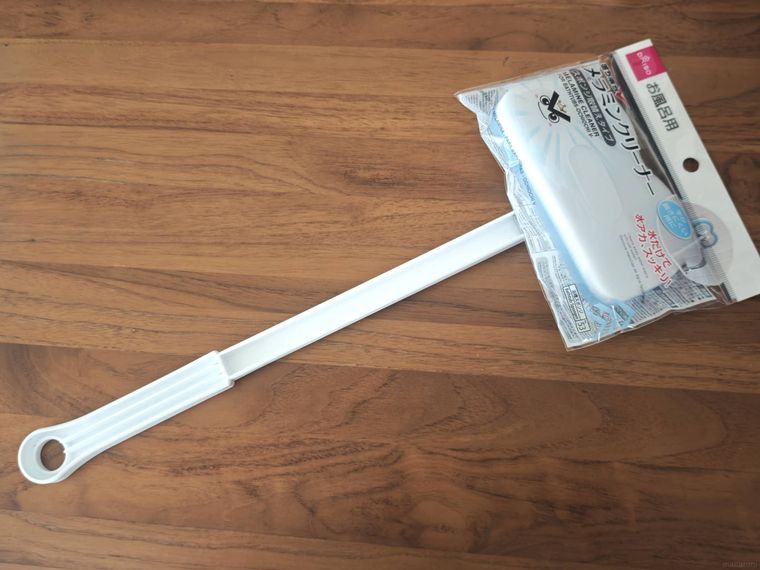 バス用メラミンクリーナーが机の上に置いてある